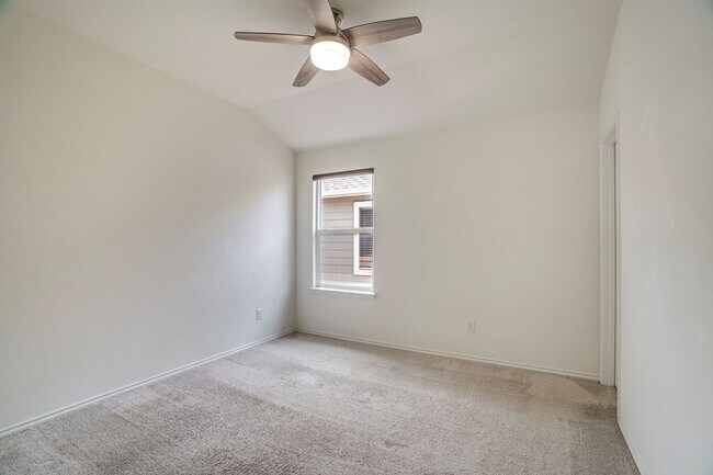 Building Photo - 516 Ayinger Ln