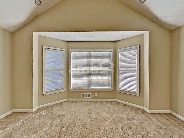 Building Photo - 2044 Lakeland Dr