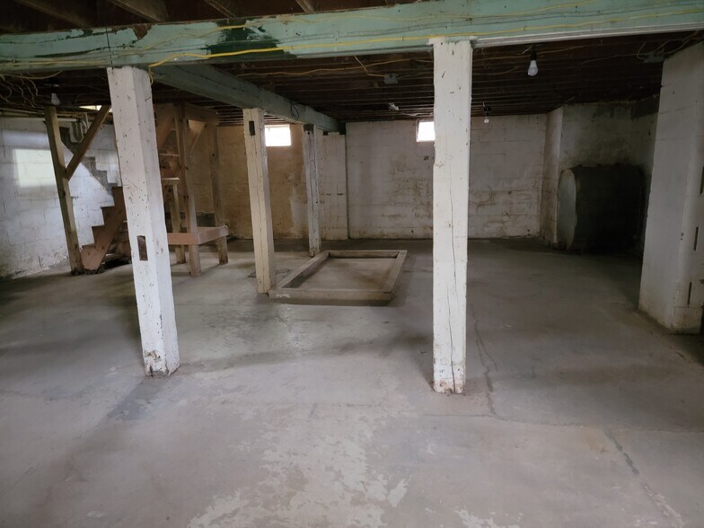 Building Photo - 100 E Elm St