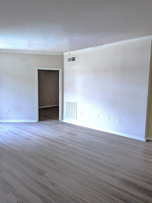 Building Photo - Updated 2x2 condo 1121 square feet, vinyl ...