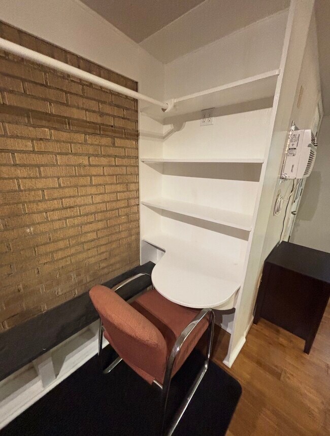 Building Photo - 928 Main St