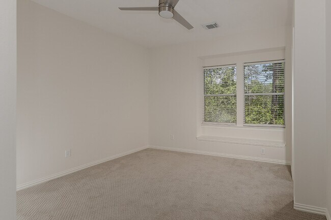 Building Photo - 11 N Lansdowne Cir