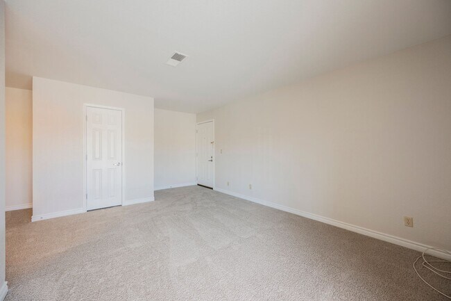 Building Photo - Beautiful 1 bedroom condo Resort style guard gated community