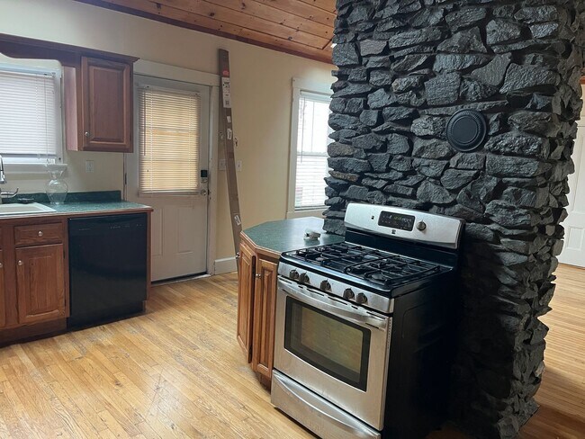 Building Photo - Sunny 2 Br / 1 BA Apartment in quiet area of Middleboro