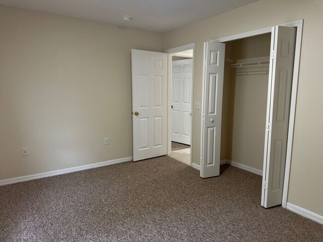 Building Photo - Large 4/2 Single Story Home