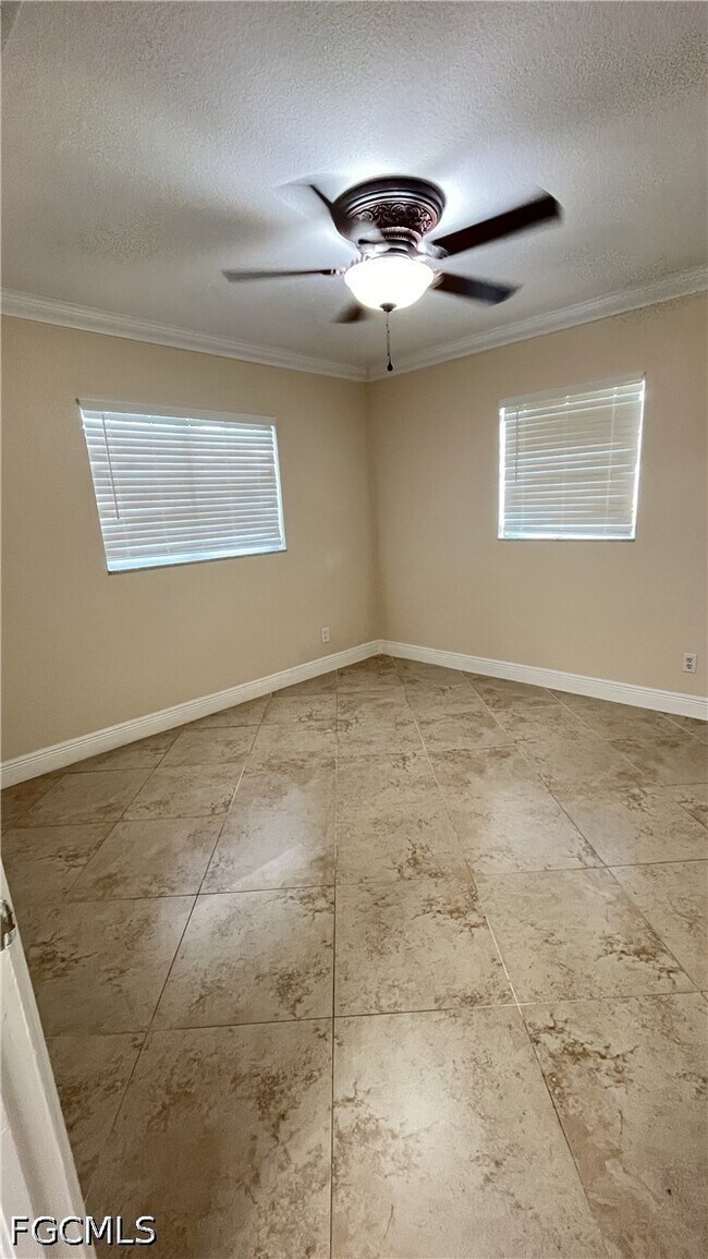 Building Photo - 213 SE 21st St