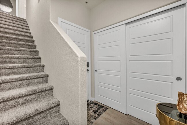 Building Photo - Fully Furnished Modern Townhome with utilities included and flexible lease options available