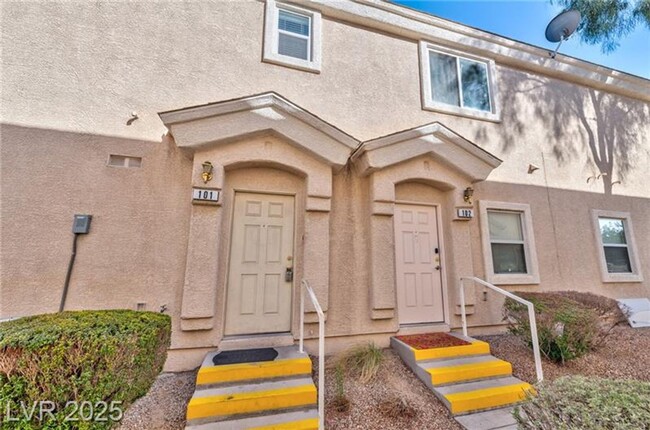 Building Photo - CHARMING 2BEDROOM TOWNHOME IN 89122
