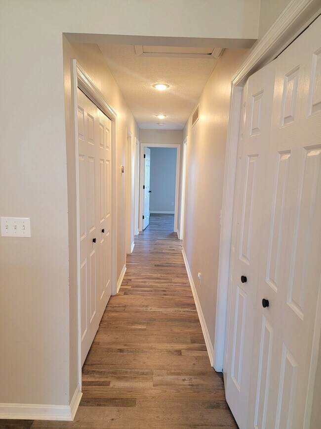 Building Photo - 470 Yale Dr