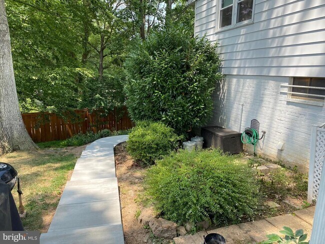 Building Photo - Show stopper