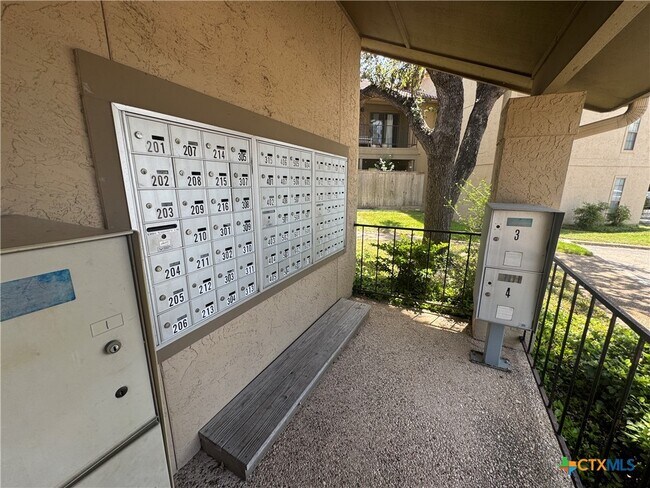 Building Photo - 1202 Thorpe Ln