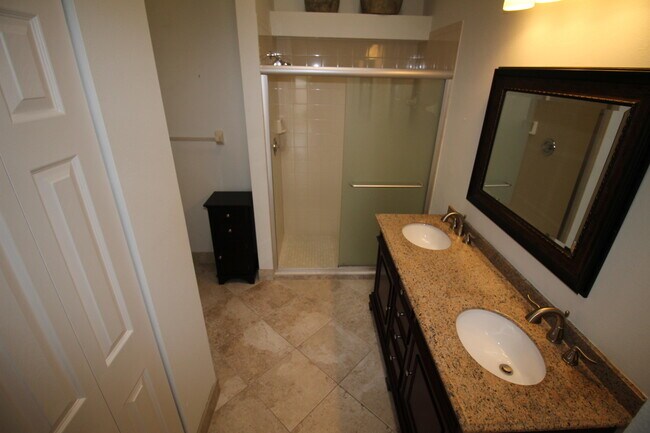Building Photo - 404 Sabal Palm Ln