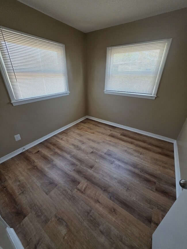 Building Photo - 3 bed 1.5 bath home, large backyard!