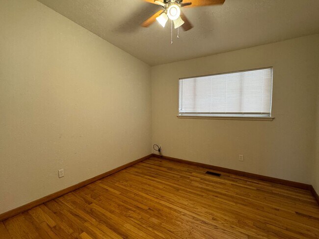 Building Photo - 3907 NW Denver- AVAILABLE NOW!!