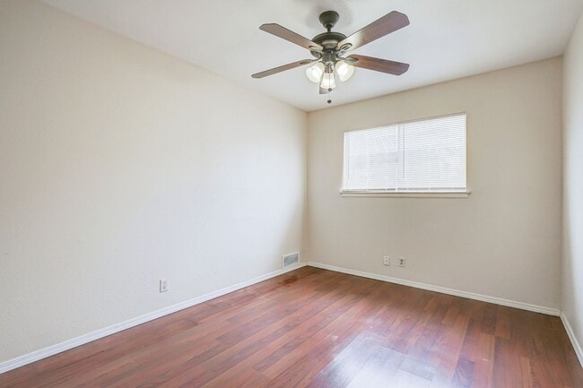 Building Photo - 206 Meadow Path Dr