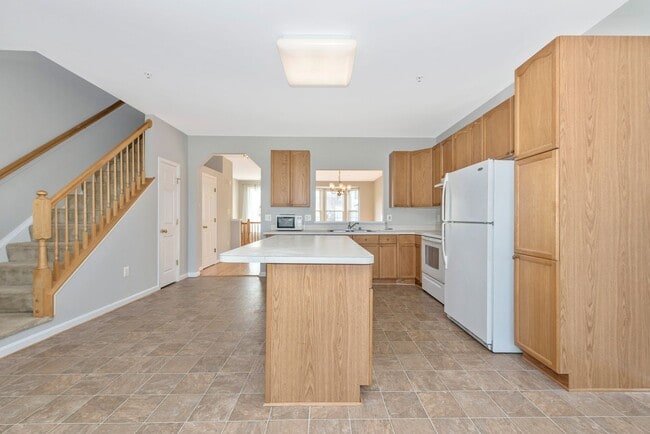 Building Photo - Fantastic Townhouse w/ Garage - Quick High...