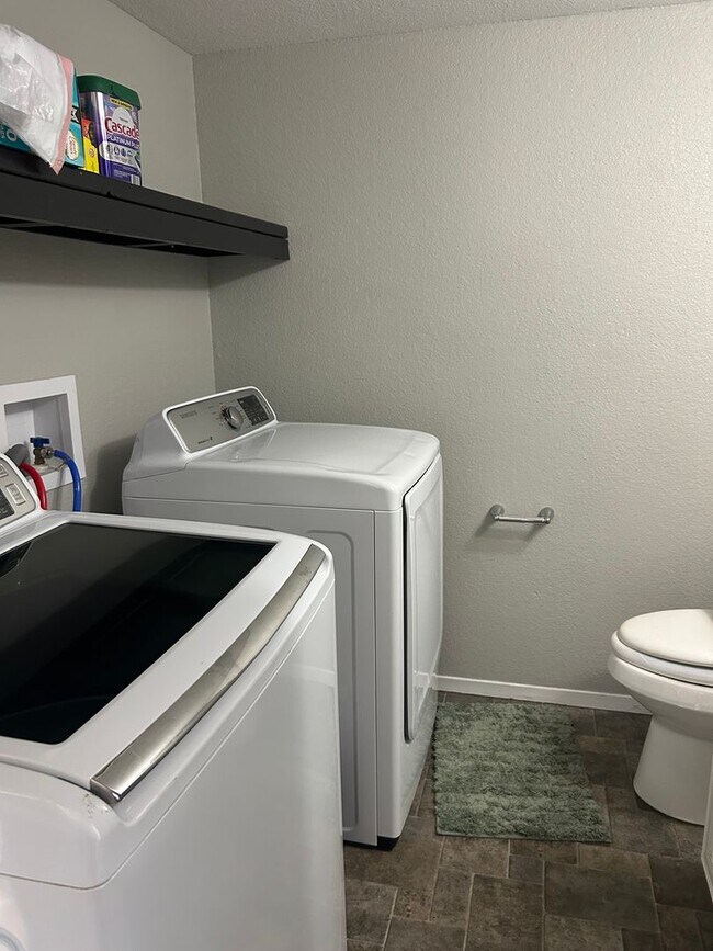 Building Photo - Single Family 3 bedroom, 1.5 bath