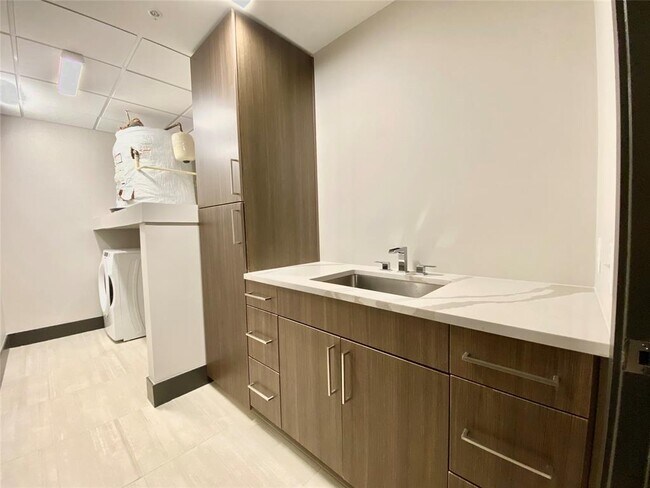 Building Photo - 1402 Elm St