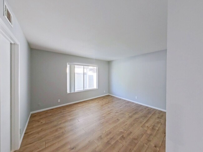 Building Photo - 617 E Avenida San Juan