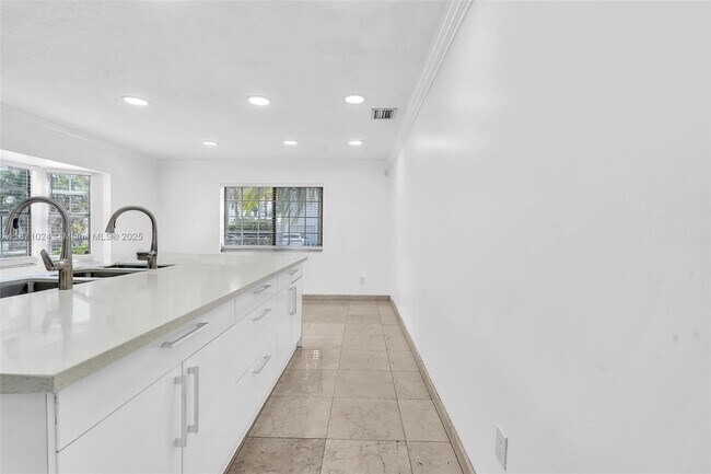 Building Photo - 20645 NE 25th Pl