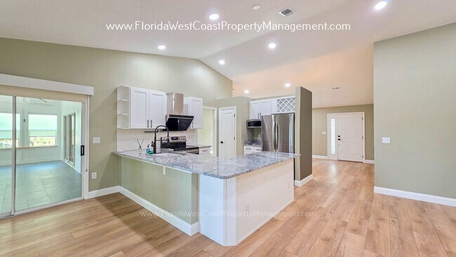 Building Photo - IMPRESSIVE 3 BEDROOM/2 BATH SARASOTA HOME! SUPER LOCATION! PET FRIENDLY!