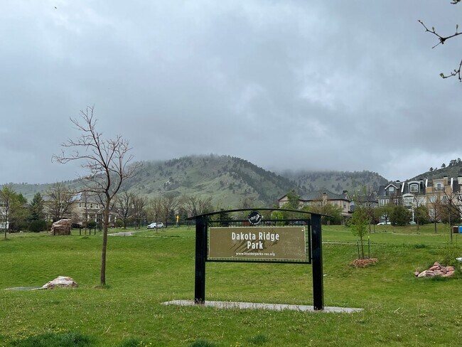 Building Photo - BEAUTIFUL 3 Bed 3.5 Bath Townhome in Dakota Ridge Village in North Boulder
