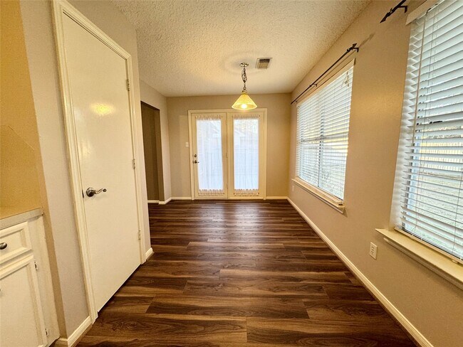 Building Photo - 4006 Hunnington Dr