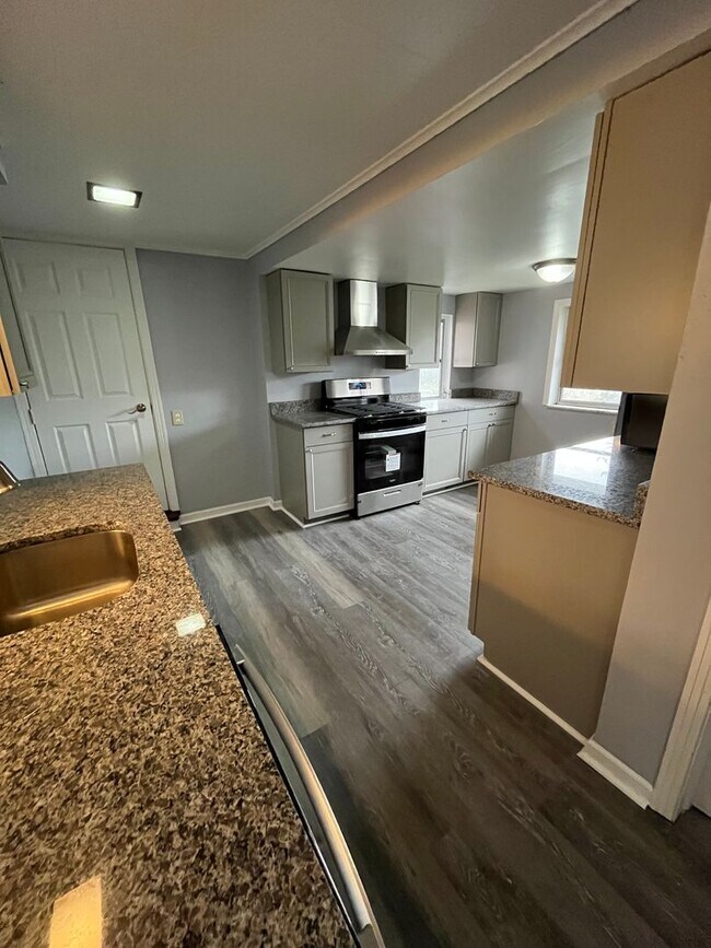 Building Photo - 3 bedroom available in the West Jefferson Hills School district!