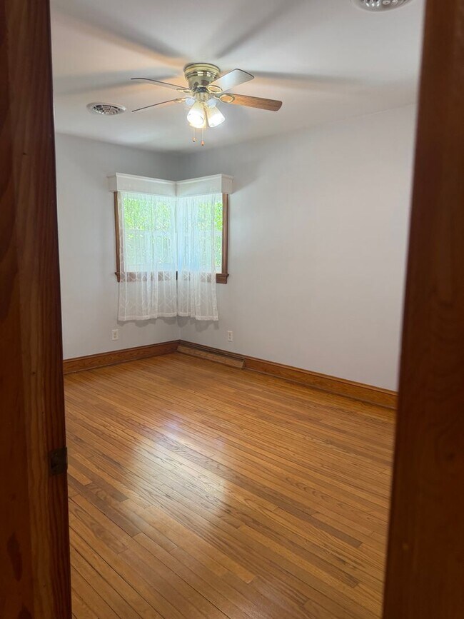 Building Photo - 302 Oak Dr