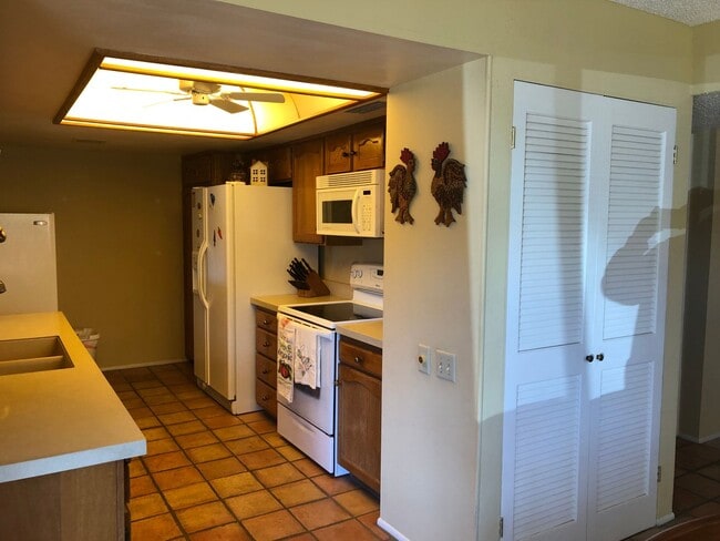 Building Photo - Lovely home with all the comforts of home. Short or Long term furnished term furnished or unfurni...