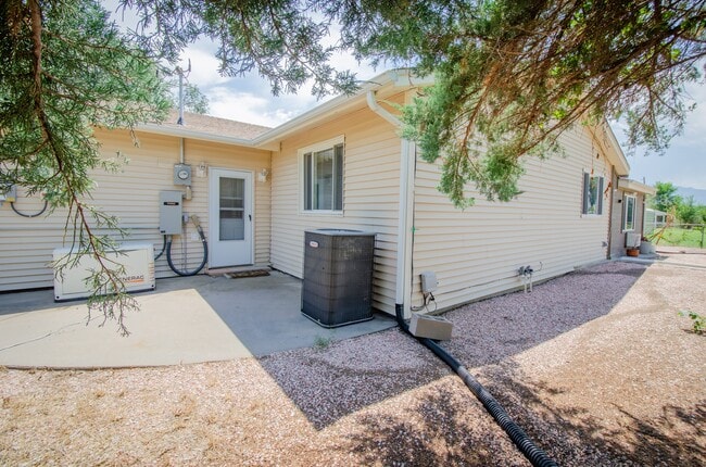 Building Photo - 215 Hillcrest Pl