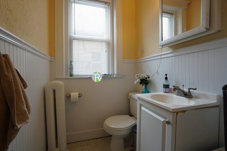 Building Photo - 76 Gordon St