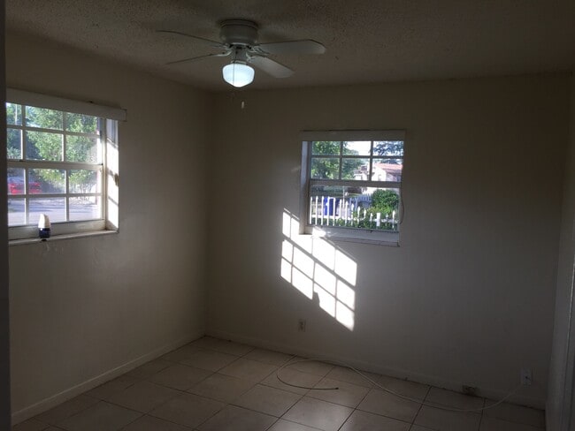 Building Photo - Large 3-1 house in the Manors  with big backyard and central air