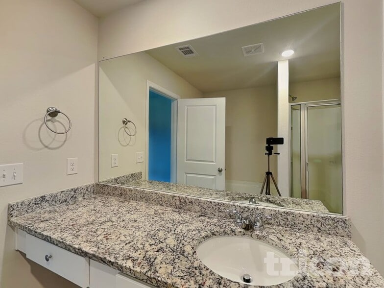 Building Photo - 1100 Amadas Dr