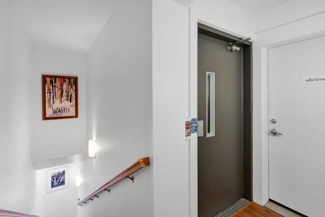 Building Photo - Modern 2 Bed / 2.5 Bath Condo with Office ...