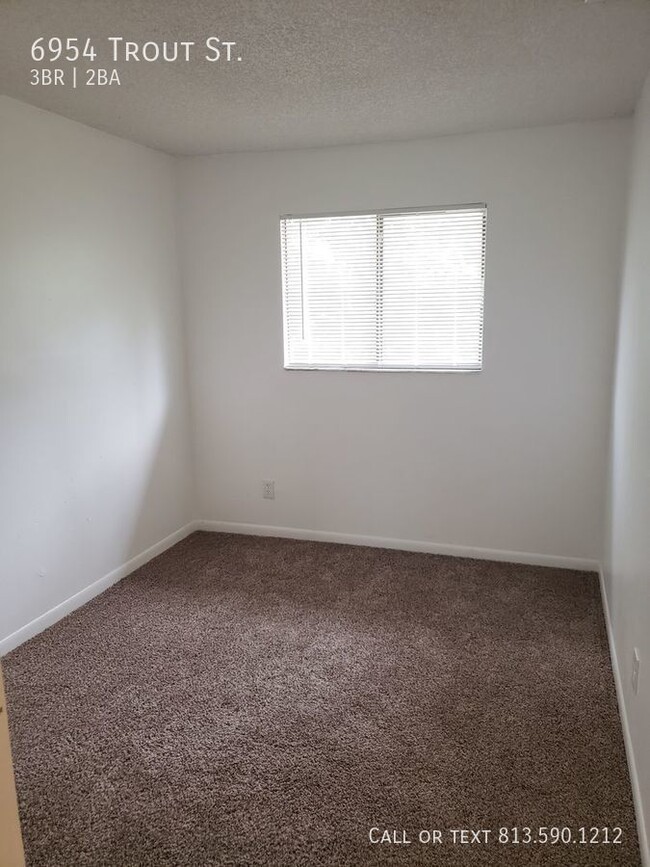 Building Photo - Recently Renovated townhome
