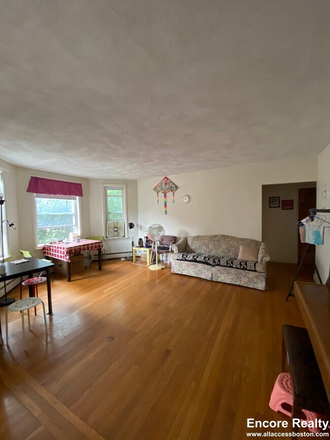 Building Photo - 310 Tappan St