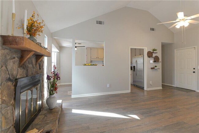 Building Photo - 736 Regina Ct NW