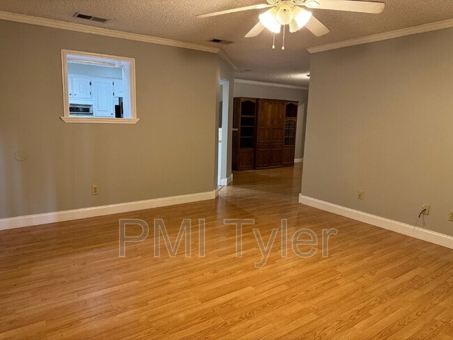 Building Photo - 1005 Towne Lake Dr