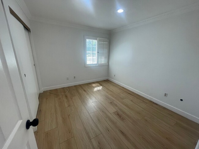 Building Photo - Charming 4 bedrooms in Reseda - Spacious, ...