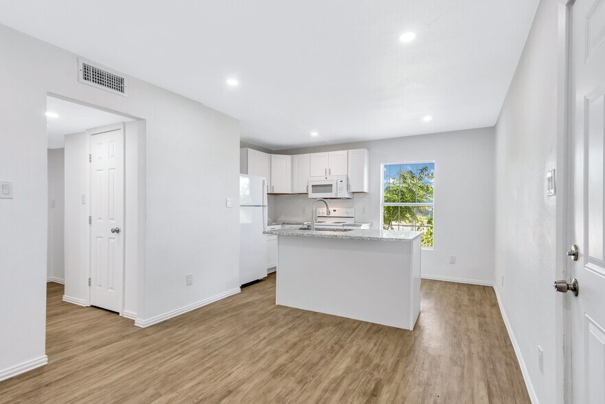 Building Photo - 901 Bessie St