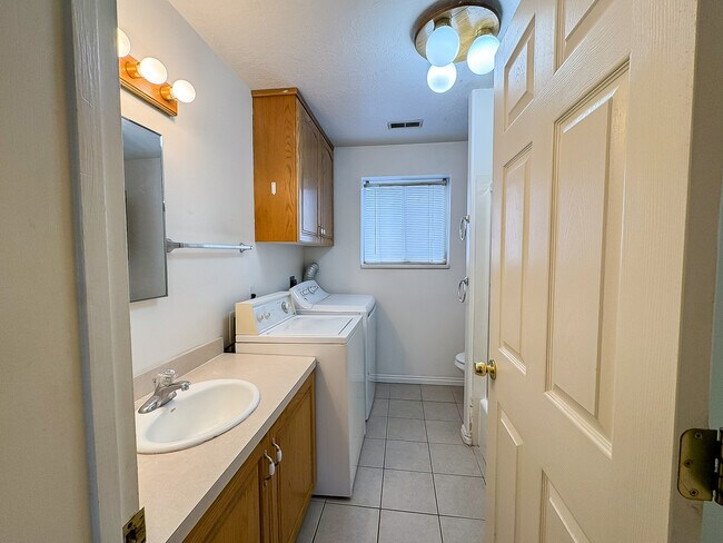 Building Photo - 391 E 700 N