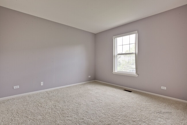 Building Photo - 1435 N Pinehurst Dr