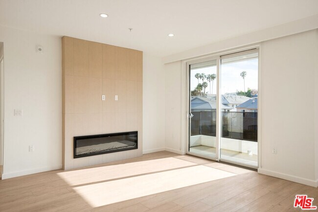 Building Photo - 1414 S Beverly Dr