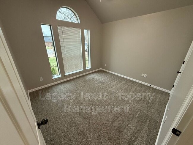 Building Photo - 3802 Pine Cir