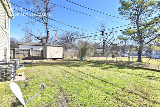 Building Photo - 3 bed one bath upstairs unit in two level ...