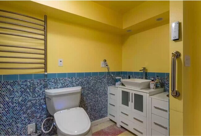 Building Photo - 1033 N Claremont Dr