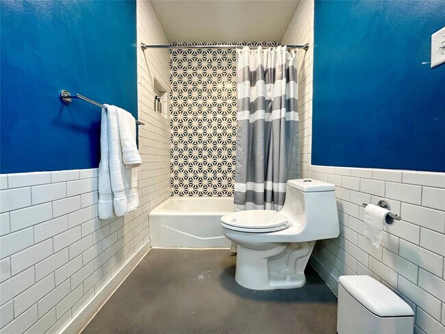 Building Photo - 2707 Ashdale Dr