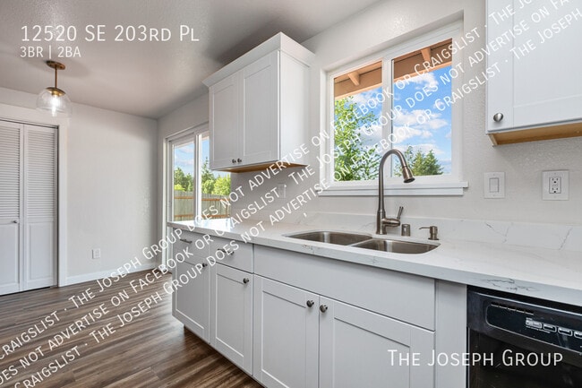 Building Photo - 12520 SE 203 Pl