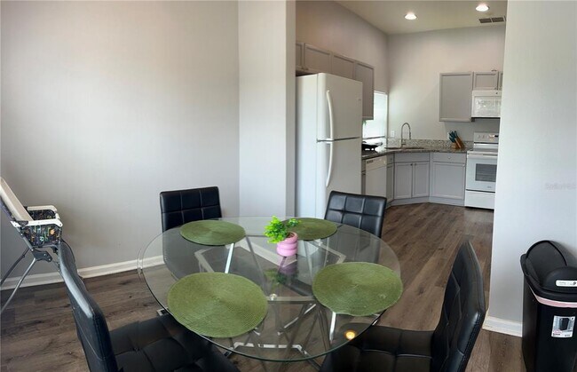 Building Photo - 8121 Fan Palm Way